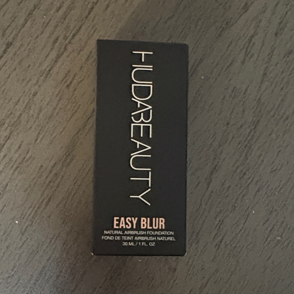 HUDA BEAUTY Easy Blur Foundation - Black Packaging